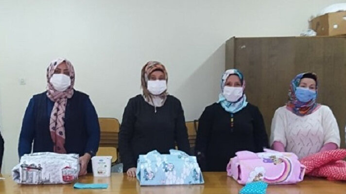 Sivas Gürün Halk Eğitim Merkezi ile Sivas İş-Kur İl Müdürlüğü iş birliğinde açılan “Ev Tekstili Ürünleri Hazırlama” kursunda kadınlar bir yandan maske üretirken bir yandan da çocuk salıncağı üretimine başladılar. 