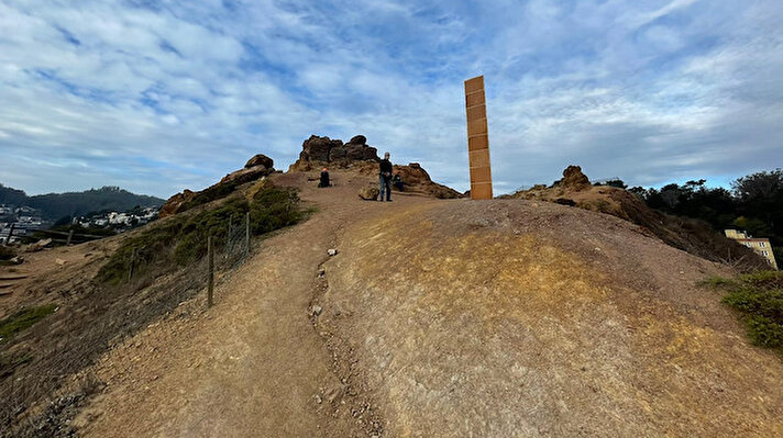 ABD'nin Utah eyaletinde havadan yaban koyunu sayımı yapan milli park görevlileri tarafından 18 Kasım’da tesadüfen keşfedilen uzun ve parlak metal monolit, tüm dünyanın ilgisini çekmişti. 