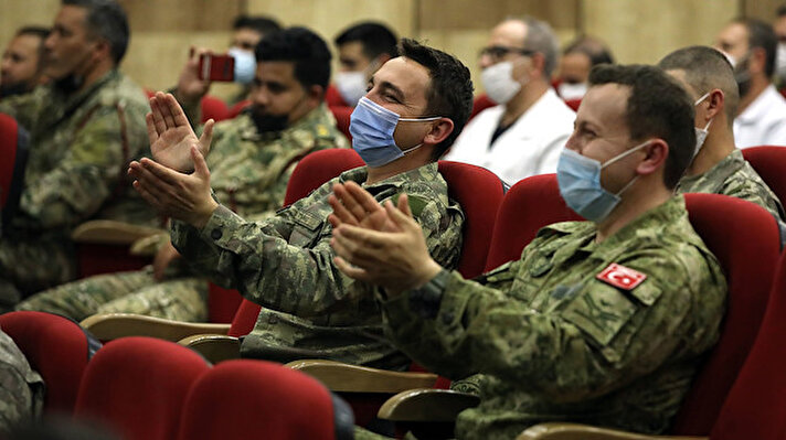 Milli Savunma Bakanı Hulusi  Akar, beraberinde Genelkurmay Başkanı Orgeneral Yaşar Güler ve kuvvet komutanları ile resmi ziyarette bulunduğu Libya’da görevli Mehmetçik ile bir araya geldi.
