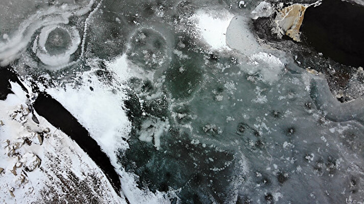 Yazıcı Barajı'nın kuzeyindeki Başçavuş köyü kıyıları soğuk havanın etkisiyle kısmen buz tuttu.

