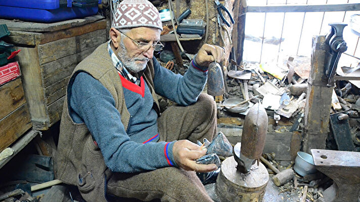 Antalya'da 83 yaşındaki Halil Küçükçancı 120 yıllık dükkanında 73 yıldır minik çan üretimi yapıyor. Mesleğin dördüncü kuşak temsilcisi olan Küçükçancı, yaşlandığını ancak talep nedeniyle işi bırakamadığını söylüyor.
