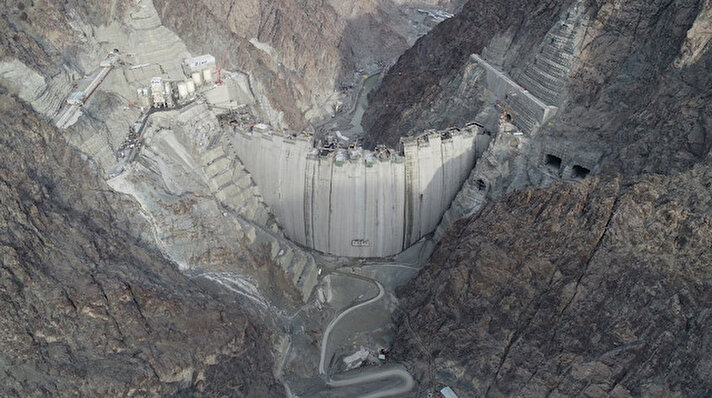 Artvin’in Yusufeli ilçesinde Çoruh Nehri üzerinde yapımı devam eden Yusufeli Barajı tamamlandığında 275 metreyle Türkiye’nin en yüksek, dünyanın ise üçüncü barajı olacak. 