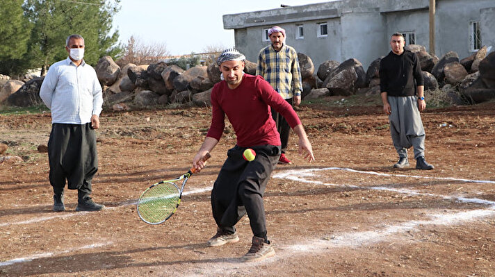 Köylülerin görüntülerini sosyal medya hesabından paylaşan Gençlik ve Spor Bakanı Mehmet Muharrem Kasapoğlu, "Şanlıurfa Viranşehir'deki görüntüler beni çok mutlu etti. İnşallah köyümüzdeki eksikleri en kısa sürede tamamlayıp, çiçeği burnunda sporcularımızla güzel bir turnuva düzenleyeceğiz." ifadelerini kullanmıştı. Güzel haber yöre halkını sevince boğdu.