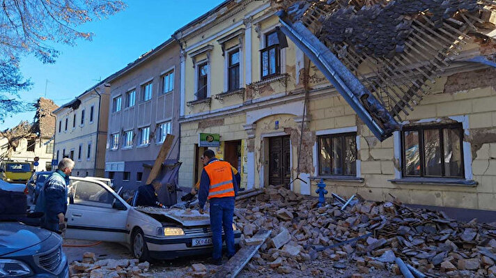 Yerel medyadaki haberlerde, Petrinja kentinde çok sayıda binanın yıkıldığı, enkaz altında yaralıların olduğu belirtildi.