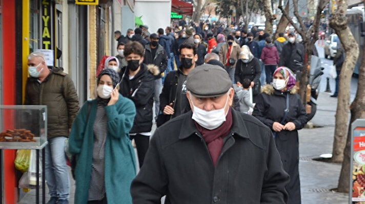Geçtiğimiz günler Sağlık Bakanı Fahrettin Koca’nın koronavirüs ila mücadelede örnek gösterip, vaka oranlarında yüzde 60’lık düşüş yaşanması nedeniyle örnek il olarak gösterdiği Tekirdağ şehir merkezindeki cadde ve sokaklarda yoğun kalabalıklar oluştu. 