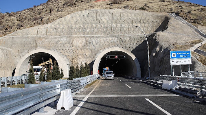 Ulaştırma ve Altyapı Bakanlığı Karayolları Genel Müdürlüğünce 2014 yılında yapımına başlanan Doğu ve Güneydoğu Anadolu bölgeleri ile Orta Anadolu Ege ve Akdeniz bölgelerini birbirine bağlayacak olan 660 metre uzunluğundaki Yeni Kömürhan Köprüsü ve bağlantı tüneli ile yol yapımı tamamlandı. Toplam uzunluğu 5 bin 155 metre olan projede 2 bin 400 metre uzunluğunda çift tüp tünel, bir adet 660 metre gergin eğik kablolu köprü ve bir adet 123 metre uzunluğunda betonarme köprü bulunan devasa yatırım yeni Kömürhan Köprüsü, ters Y tipi kule olarak tasarlandı.7 bin ton çelik kullanılan Kömürhan Köprüsü, Eyfel Kulesi’nde kullanılan çelik miktarına eşit olduğu aktarıldı. Çelik imalatlarının montajlarının yapılabilmesi için kullanılan kaynak boyunun yaklaşık 450 kilometre çelik segmentlerin kule bağlantısını sağlayan kablo uzunluğunun ise 853 kilometre olduğu bildirildi.
