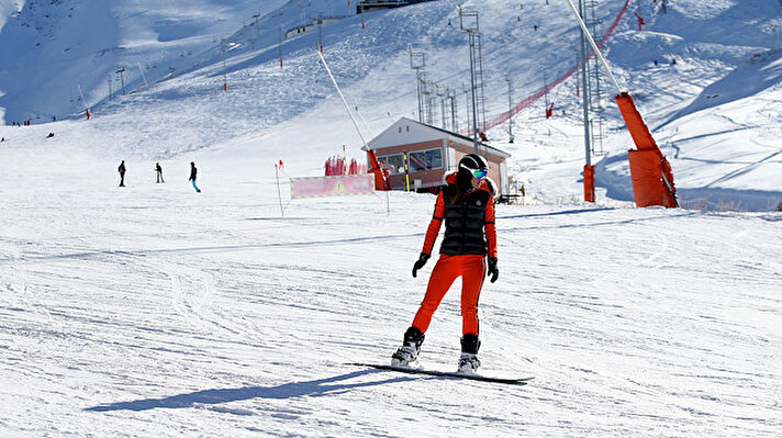 Ülke genelinde bu akşam saat 21.00'de başlayacak sokağa çıkma kısıtlaması öncesi, Türkiye'nin önde gelen kayak ve kış turizmi merkezlerinden Palandöken'de yoğunluk yaşandı.
