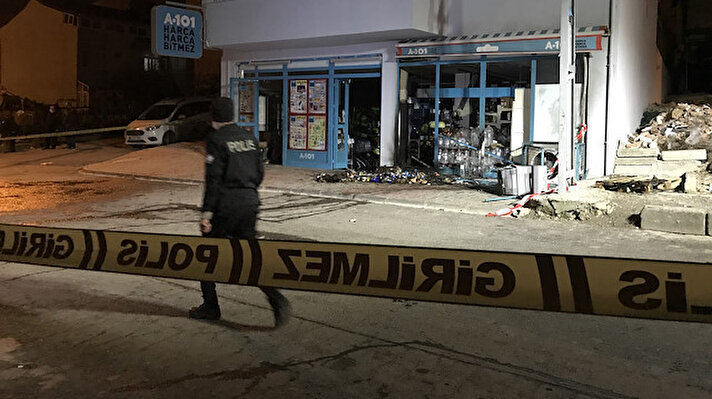 Olay, Arnavutköy İslambey Mahallesi'nde saat 02.00 sıralarında yaşandı. Tepealtı sokağa gelen kimliği belirsiz kişi ya da kişiler bir markete el yapımı patlayıcı (EYP) attı.