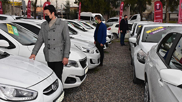 Koronavirüs salgını nedeniyle dünya genelinde birçok otomotiv üreticisinin üretime ara vermesi, Türkiye'de sıfır araç pazarının yanı sıra ikinci el otomobil piyasasını da etkiledi. Artan taleple bazı ikinci el otomobillerin sıfır değerinden bile pahalıya satıldığı durumlar oldu.