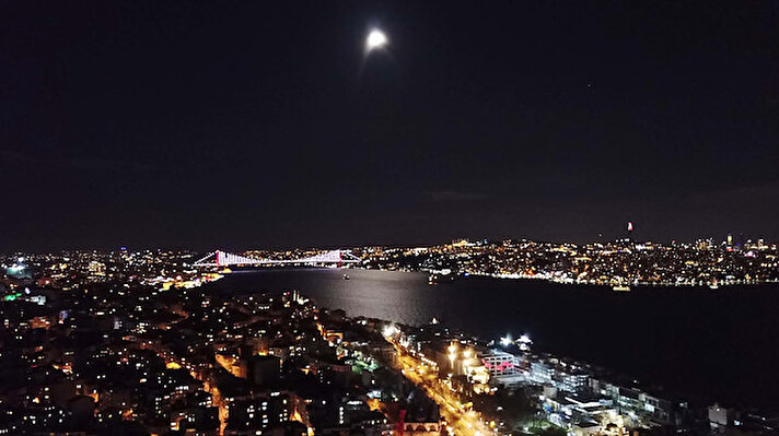 Yeni yıla saatler kala İstanbul semalarında doğan dolunay eşsiz manzaralarla birlikte ortaya çıktı.