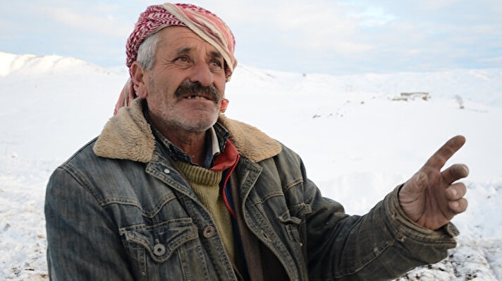 Beytüşşebap ilçesinde bulunan 2 bin 650 rakımlı Yeşilöz köyü Faraşin Yaylasında 3 yıldır tek başına kalan Abdulmenav Aslan, yaz kış köyünden ayrılmıyor.