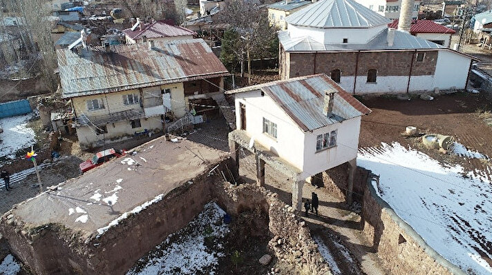 Sivas kent merkezine 28 kilometre uzaklıktaki Karayün köyünde fıkralara konu olacak bir olay yaşandı. Yaklaşık 30 yıl önce komşusu tarafından yapılan iki katlı evin penceresi Kurugöllü ailesinin arsasına bakınca iki aile arasında anlaşmazlık yaşandı.  