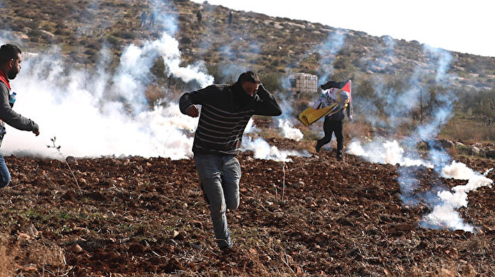 İsrail güçleri, işgal altındaki Batı Şeria'da yasa dışı Yahudi yerleşim birimlerini protesto etmek isteyen göstericilere müdahalesinde 16 Filistinliyi plastik mermiyle yaralarken, çok sayıda kişi de atılan göz yaşartıcı gazdan etkilendi.