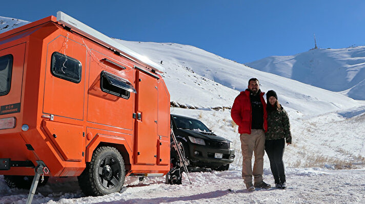 Türkiye'nin gözde kayak merkezlerinden biri olan Palandöken, karavanlarıyla Sakarya'dan, gelen gezgin çifte ev sahipliği yapıyor. 

