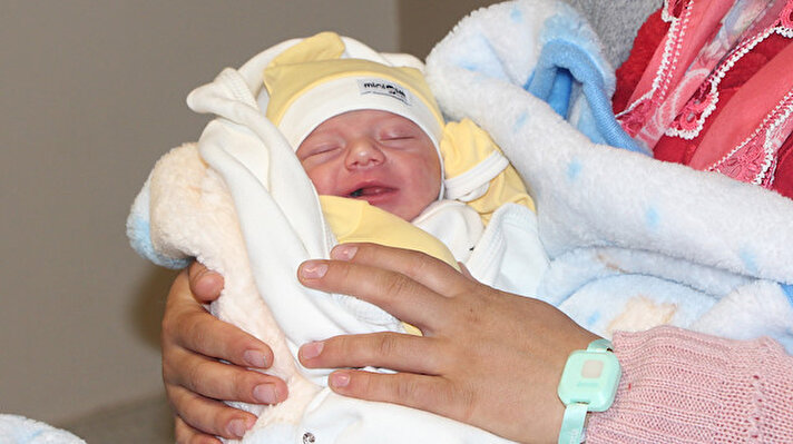 Van’da 2021 yılının ilk bebeği ‘Civan Ali’ oldu. Lokman Hekim Hayat Hastanesi'nde Nazlı Sönmez İnci saat 00.01’de sezaryen doğumla bir erkek bebek dünyaya getirdi.
