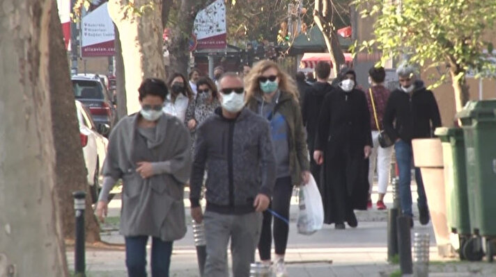 İstanbul’da koronavirüs salgınının önlenmesi amacıyla uygulanan 80 saatlik sokağa çıkma kısıtlamasının devam ettiği günlerde bazı vatandaşlar cadde ve sokaklara çıkarak yoğunluk oluşturdu. 