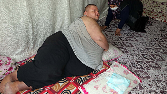 Gaziantep'te 2 yıl önce organize sanayi bölgesinde bir fabrikada torna ustası olarak çalışan Aydın Kalkan, aşırı kilosu nedeniyle hareket edemeyince çalışmayı bıraktı. Ayağa kalkmakta bile zorlanan Kalkan, 280 kiloya ulaştı. 