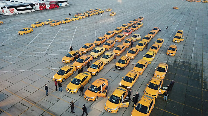 İstanbul'da taksimetre ücretlerine yapılan zammın ardından taksimetrelerini güncellemek isteyen taksiciler, yeni yılın ilk günü Yenikapı'ya akın etti. Dün sabah saatlerinde oluşan kilometrelerce kuyruk gece boyunca sürdü. Kimi taksici 3 saat boyunca kuyrukta bekledi, kimi de 8 saat. Taksicilerin ortak görüşü ise uygulamanın yanlış olduğu yönünde.