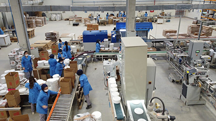 Kütahya 1'inci Organize Sanayi Bölgesi'nde yer alan Kütahya Porselen lojistik fabrikasında, sadece kadınların çalışması dikkat çekiyor. 