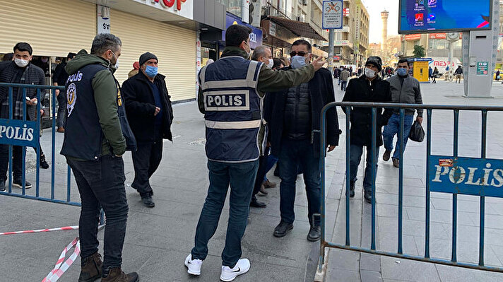 Koronavirüs vaka sayısında düşüş yaşanan Gaziantep'te vatandaşlar, çarşıya akın etti. 