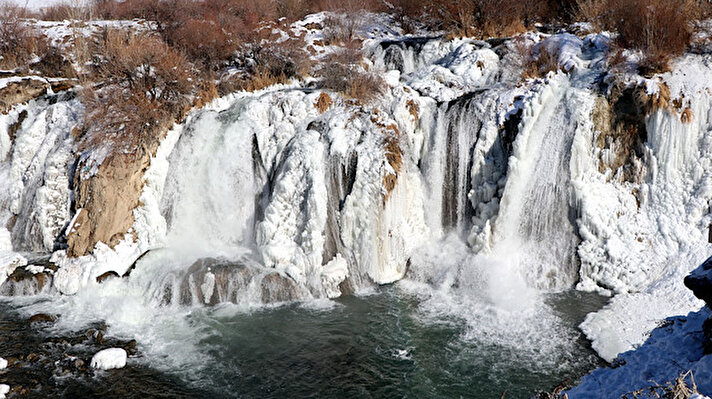 Her mevsim görsel şölen sunan Muradiye Şelalesi, hava sıcaklığı eksi 20 derecelere kadar düşünce büyük kısmı dondu. 