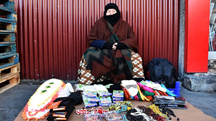 Zara ilçesine bağlı Ekinli köyünde oturan Hacer Bozkurt, 9 sene önce şiddet gördüğü eşi R.B.'den ayrıldı. Eşinden ayrıldıktan sonra çocuklarına bakabilmek için il merkezindeki Kardeşler Mahallesi'ne yerleşti. 