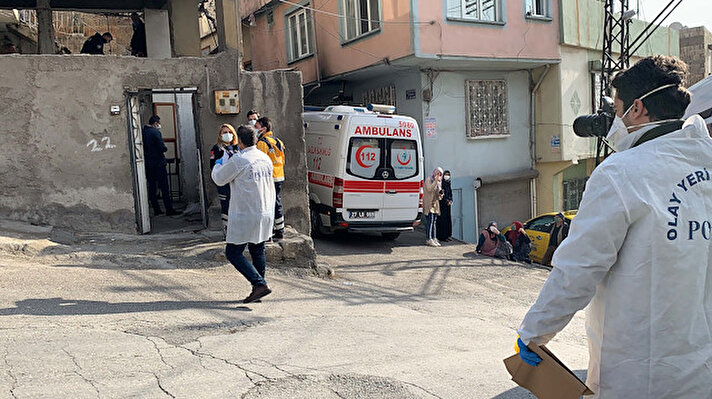 Olay, öğle saatlerinde Hasırcıoğlu Mahallesi'nde meydana geldi. Emekli belediye işçisi Recep Altun, yalnız yaşayan annesinin ihtiyaçlarını karşılamak ve soba temizliği yapmak için gece onun evinde kaldı.