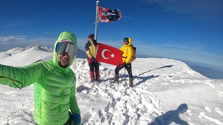 Bursa’da profesyonel dağcılar Mesut Ceylan, Yüksel Esen ve Hüseyin Aktaş, pazatesi günü Uludağ’ın zirvesine tırmandı. 