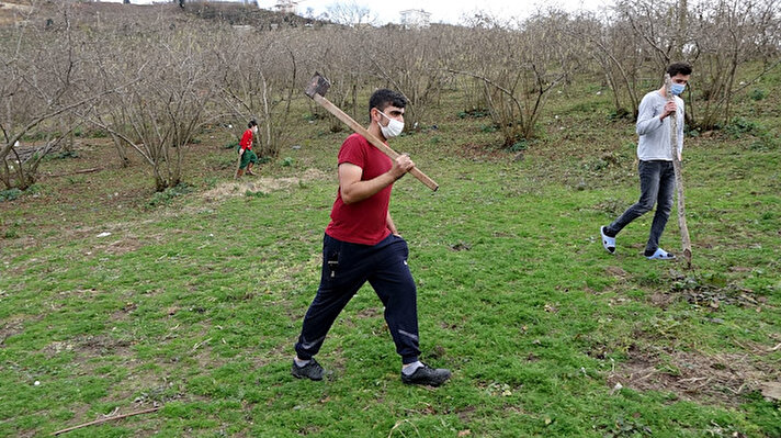 Giresun’un Keşap ilçesinde aç kalan kurt sürülerinin zaman zaman yerleşim bölgelerinde görülmesi, vatandaşları tedirgin ediyor.