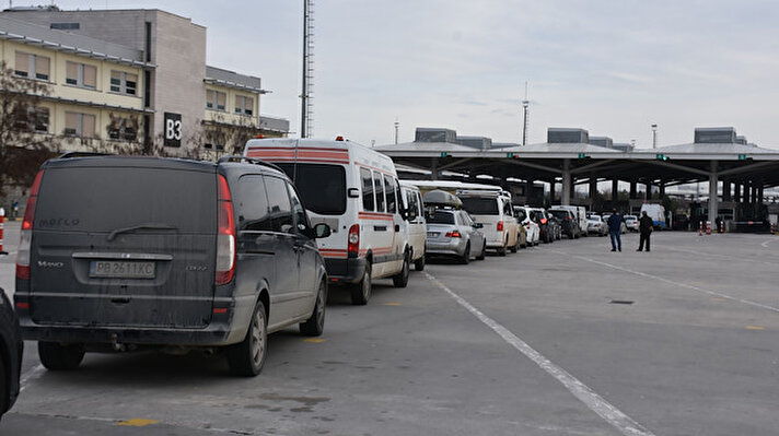 Yeni yılla birlikte Kapıkule Sınır Kapısı'nda uzun araç kuyrukları oluşmaya başladı. 
Bulgaristan'dan Edirne'ye alışverişe gelenler ile yılbaşı tatilinden dönen gurbetçiler, Kapıkule Sınır Kapısı'nda uzun araç kuyruğu oluşturuyor. 