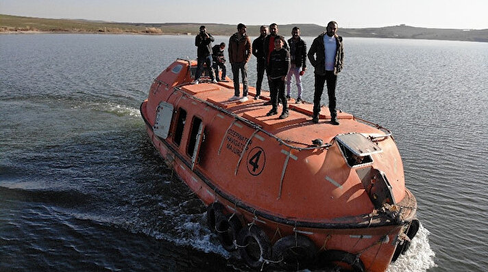 Diyarbakır’ın Sur ilçesinde bulunan Harmanlar Mahallesi, 2010 yılında temeli atılan ve 2012 yılında tamamlanan Pamukçay Barajı nedeniyle ikiye bölündü. Mahalleye köprü yapılmayınca 8 mezrayı ayıran barajı aşmak için mahallenin muhtarı ve mahalle sakini tarafından 40 bin liraya İzmir’den denizaltı alındı.