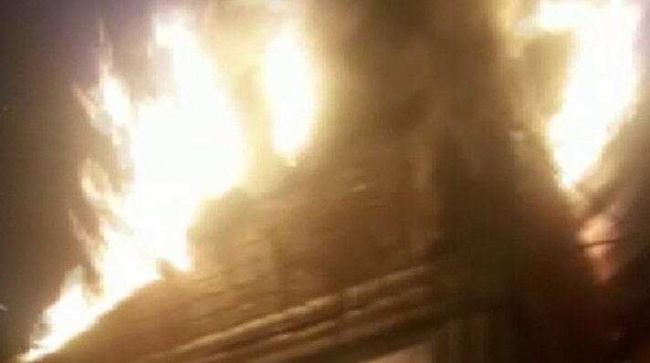 Edinilen bilgiye göre, dün akşam saatlerinde Horasan ilçesine bağlı Fatih Sultan Mehmet Mahallesi'nde Adem Topal'a ait evin çatı kısmında yangın çıktı. 

