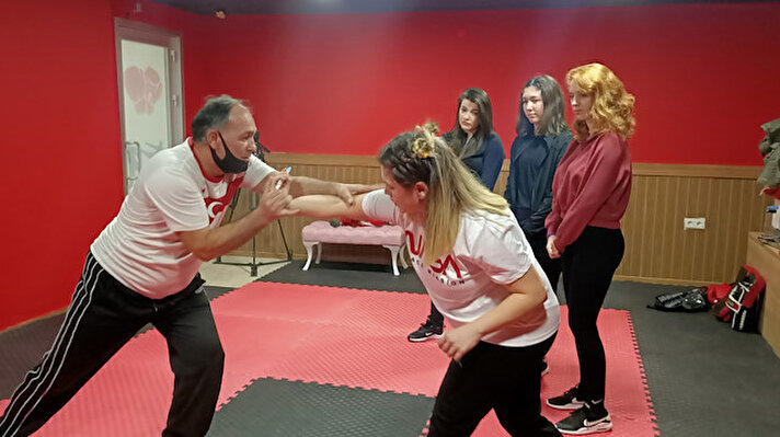 İzmit'te bir spor salonunda savunma sporları eğitimi veren Karate Full Contact Dünya Şampiyonu Vedat Akbulut, şiddet olaylarına karşı kadınlara ücretsiz savunma sporları dersleri vermeye başladı. 
