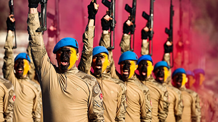 Yenifoça Jandarma Komando Teröristle Mücadele Harekatı Okul Komutanlığında düzenlenen Jandarma Uzman Erbaş Komando Temel Kursu Mezuniyet Töreni nefes kesen görüntülere sahne oldu. 
