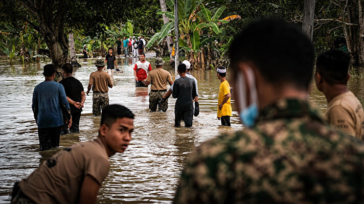 Malezya Sosyal Refah Biriminin resmi sitesindeki verilere göre, Pahang, Johor, Kelantan, Terengganu ve Perak eyaletlerinde 1 Ocak'tan bu yana etkili olan ve 6 Ocak'tan bu yana Sabah eyaletinde de etkisini gösteren muson yağmurlarının ardından oluşan sel nedeniyle şimdiye kadar toplam 48 bin 108 kişi güvenli bölgelere götürüldü.

