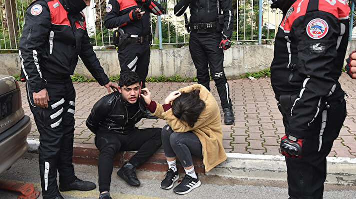 Olay, saat 15.00 sıralarında Muratpaşa ilçesi Konuksever Mahallesi 819 Sokakta meydana geldi. 
