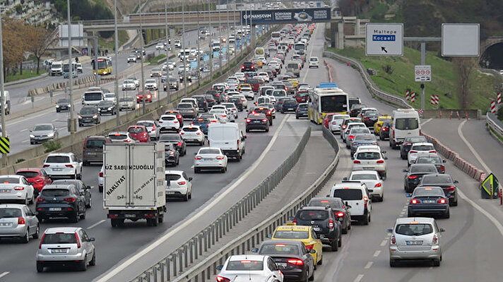 Türkiye genelinde saat 21.00'de başlayacak ve 11 Ocak Pazartesi 05.00'te sona erecek kısıtlama öncesinde, evlerine dönmek isteyen vatandaşlar, trafikte yoğunluğa neden oldu. 

