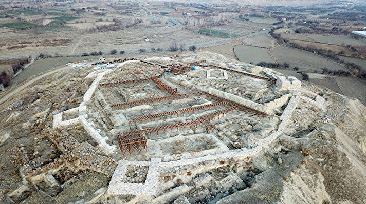 Erzincan'da tarihi İpek Yolu üzerinde yer alan, günümüze kadar ulaşmış en önemli Urartu şehirlerinden olan 2 bin 900 yıllık Altıntepe Kalesi, bünyesinde barındırdığı tarihi alanda biten kazı çalışmalarının ardından arkeoparka dönüştürülerek turizme kazandırılacak. Doğu Roma İmparatorluğu'nun da önemli merkezlerinden olan Altıntepe Kalesi, Erzincan il merkezinin 14 kilometre kuzeydoğusunda Üzümlü ilçesinde yer alan yaklaşık 60 metre yüksekliğindeki tepede bulunuyor.
