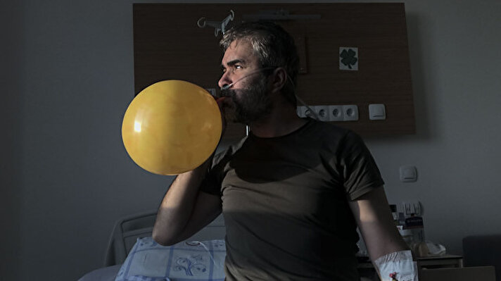 Reşit Aydoğan, Kovid-19 testi sonucunun pozitif çıkmasının ardından yaşadıklarını ve cep telefonuyla fotoğrafladığı hastanedeki zorlu tedavi sürecini anlattı.