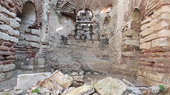 Mudanya ilçesi Tirilye Mahallesi'nde bulunan Aya Yani kilisesi, Mudanya'ya yerleşen 3 papazdan biri olan Aya Yani tarafından yaptırıldı. Uzun yıllar kilisede yaşadığı tahmin edilen Aya Yani'nin ölümünün ardından kilise korunmaya alındı. Deniz kenarında bulunan kilise, belli dönemlerde onarımdan geçirilerek, günümüze kadar ulaştı. 