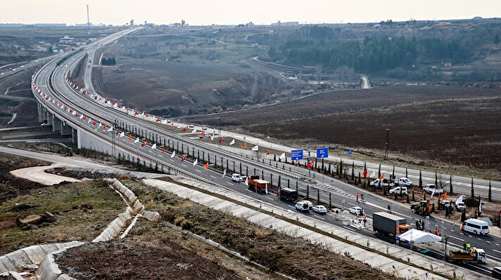 Geçtğimiz hafta, Cumhurbaşkanı Recep Tayyip Erdoğan'ın katıldığı tören ile 16 ili birbirine bağlayacak olan 660 metre uzunluğundaki yeni Kömürhan Köprüsü açıldı.