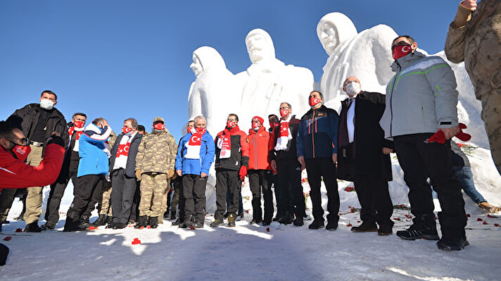  Sarıkamış Harekatı'nın 106. yılı anma etkinlikleri kapsamında Kars'ın Sarıkamış ilçesinde şehitler anısına yapılan kardan heykellerin açılışı gerçekleştirildi.