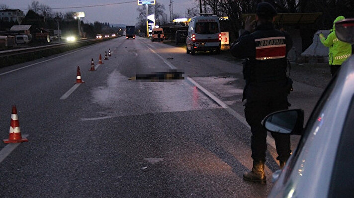 Kaza sabah 07.15 sıralarında Kartepe D-100 karayolu Eşme mevkisi Ankara istikametinde meydana geldi. Edinilen bilgiye göre Sayet Fazel (36) adlı Afganistan uyruklu şahıs, Eşme D-100 karayolu İstanbul istikametinden yolun karşısına geçmeye çalıştı. 