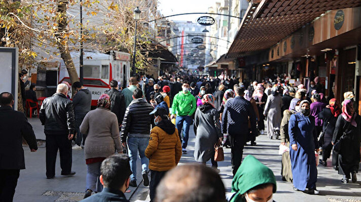 Koronavirüs vaka sayılarında düşüş yaşanan Gaziantep'te vatandaşlar, hafta sonu uygulanan kısıtlama sonrası çarşılarda yoğunluk oluşturdu. 