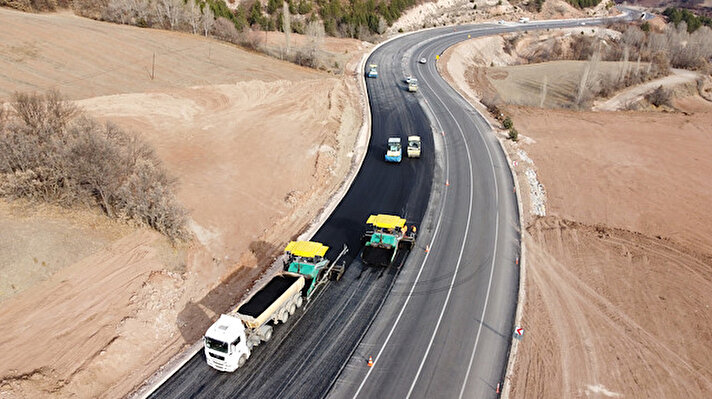 Tokat -Sivas Karayolu Kızıliniş mevkisinde Karayolları 7'nci Bölge Müdürlüğü tarafından yapılan bölünmüş yol çalışmaları devam ediyor. Kızıliniş rampasının 9 kilometrelik bölümünde yolda düzeltme ve iyileştirme çalışmaları kapsamında virajlı yollar kaldırılarak düzenleme yapılırken, asfaltlama çalışmaları da devam ediyor.