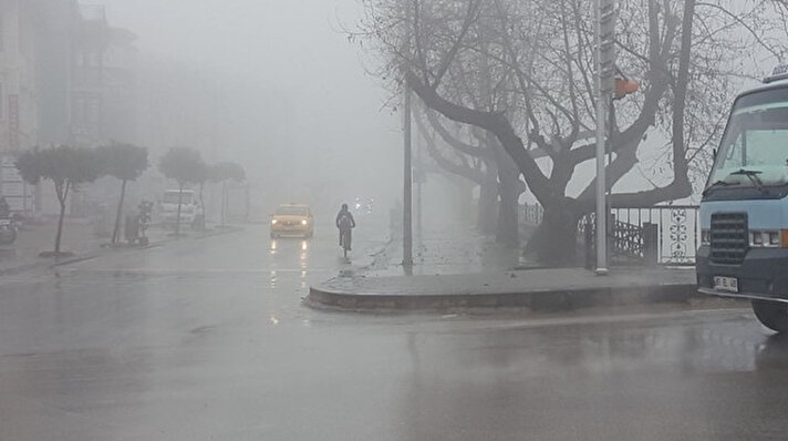 Hafta sonu uygulanan 56 saatlik sokağa çıkma kısıtlamasının ardından Düzce şehir merkezinde sis etkili oldu. 
