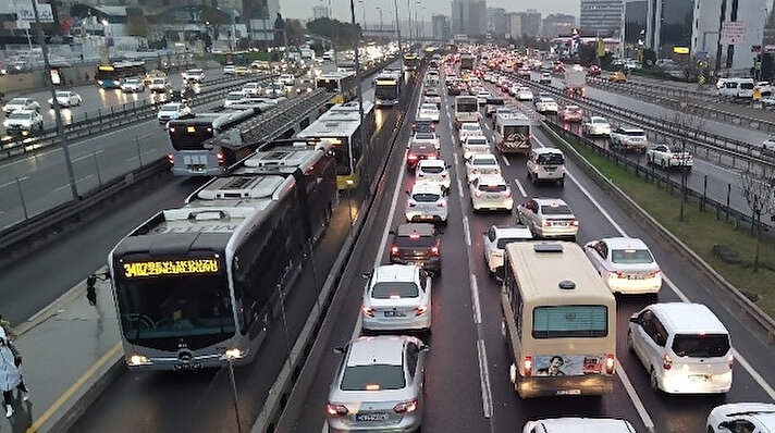 İstanbul'da etkisini artıran yağmurla birlikte trafik yoğunluğu yüzde 80'e ulaştı.
Meteoroloji Genel Müdürlüğü (MGM) tarafından İstanbul'da yağış için bugün sarı uyarı verildi.