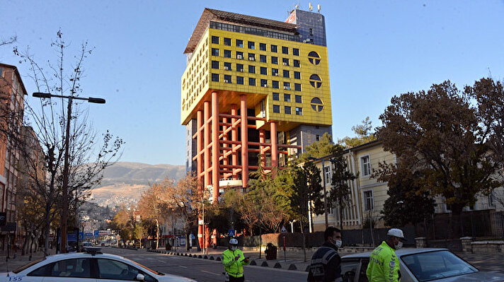 Kahramanmaraş'ın en işlek noktası olan Trabzon Bulvarı üzerindeki İl Özel İdare Binası, 1994 yılında yapıldı. Bina, aradan geçen zamanda hem sarı-lacivert olan rengi hem de mimari yapısıyla kısa sürede kentin simgesi oldu.