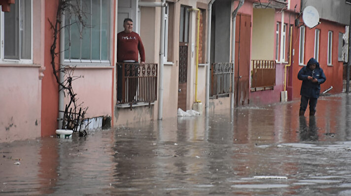 Meteoroloji Genel Müdürlüğü'nden yapılan şiddetli yağış uyarısının ardından Edirne'de gece yarısı başlayan sağanak, hayatı olumsuz etkiledi. 