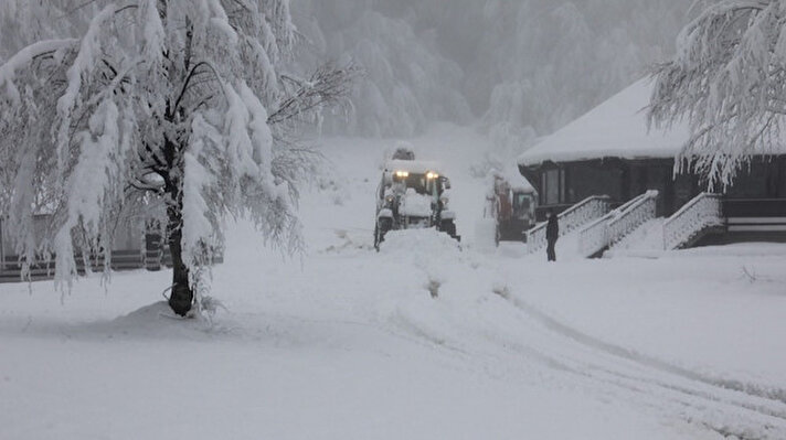 Domaniç'te ilk defa bu kadar geciken kar, bölge halkı arasında sevinçle karşılandı. 
